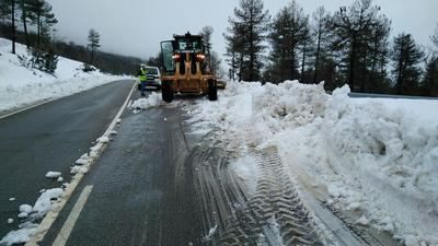 El Gobierno regional emplea casi 90 operarios para despejar la nieve en 550 km de carreteras