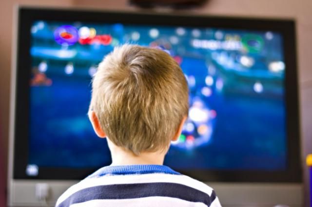 Los niños españoles ven la televisión cerca de 7 horas a la semana