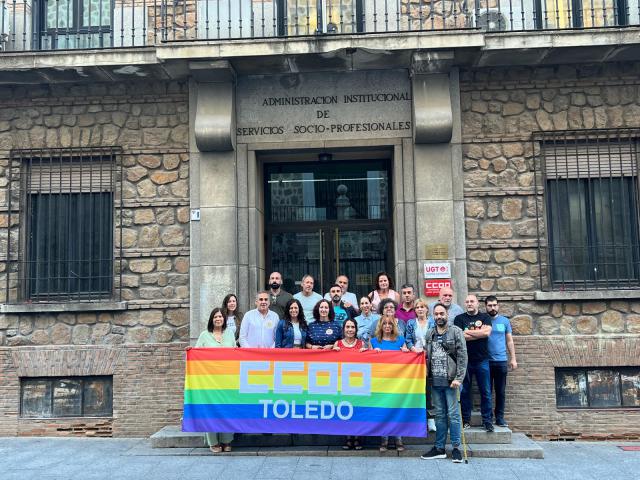 El PSOE de Toledo coloca una bandera de apoyo al colectivo LGTBI+