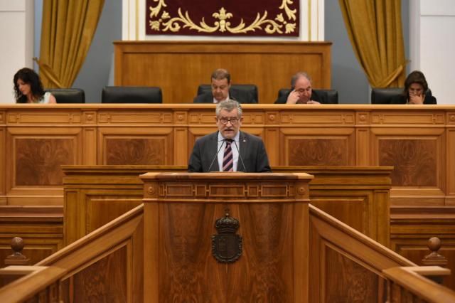 El consejero de Educación, Cultura y Deportes, Ángel Felpeto, durante su comparecencia en el Pleno de las Cortes