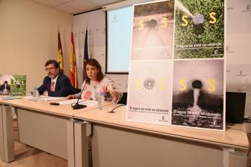 La consejera de Fomento de CLM, Agustina García, durante la presentación de la campaña ‘#SOS’