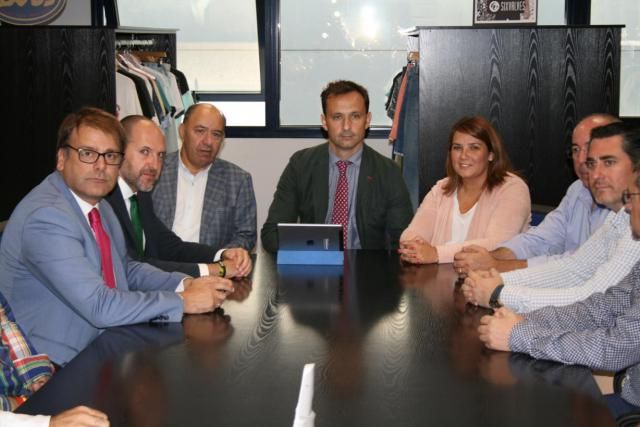 La consejera de Fomento, Agustina García Élez, se reúne con empresarios del Polígono Industrial de Torrehierro.