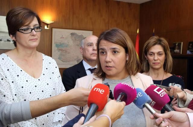 La consejera de Fomento, Agustina García Élez, durante la reunión que ha mantenido con representantes de CCOO