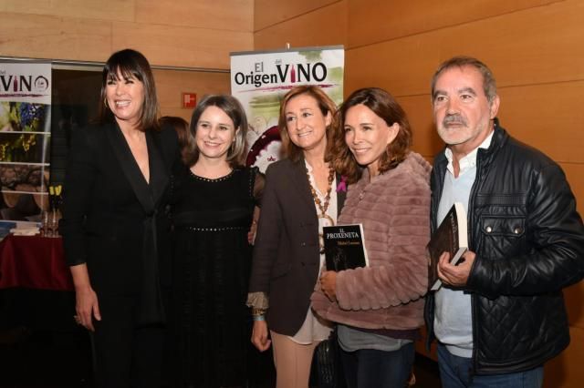 La directora del Instituto de la Mujer, Araceli Martínez, presenta el libro 'El Proxeneta' de Mabel Lozano.