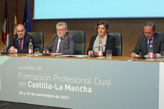 El Gobierno regional contactará con empresas preparadas y dispuestas a participar en proyectos de FP Dual que contarán con un certificado distintivo