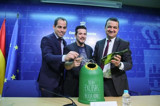 El consejero de Agricultura, Medio Ambiente y Desarrollo Rural, Francisco Martínez Arroyo, presenta la campaña para promover el reciclaje de vidrio en la hostelería de Castilla-La Mancha