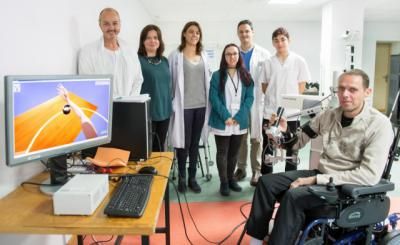 Parapléjicos recurre a la realidad virtual con un exoesqueleto para estudiar la movilidad de los brazos en pacientes