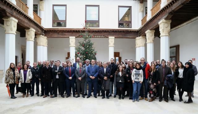 Foto de familia de los asistentes al desayuno informativo