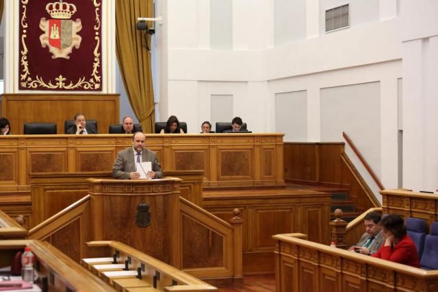 El vicepresidente primero, José Luis Martínez Guijarro, en el debate de la Proposición no de Ley ante el Pleno, relativa al sector de transporte ferroviario en la provincia de Toledo 