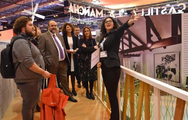 Así ha avanzado el vicepresidente primero del Gobierno regional durante su visita al stand de Castilla-La Mancha en FITUR