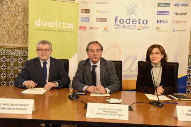 El consejero de Educación, Cultura y Deportes, Ángel Felpeto, firma un convenio de colaboración con la Fundación Bankia y FEDETO