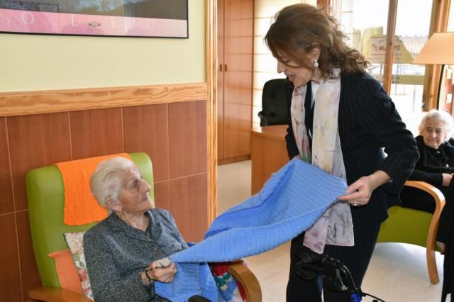 La consejera de Bienestar Social, Aurelia Sánchez, ha visitado la Vivienda de Mayores de Camuñas