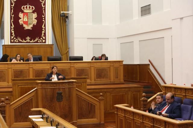 La consejera de Fomento, Agustina García Élez, durante su intervención en el debate de las Cortes