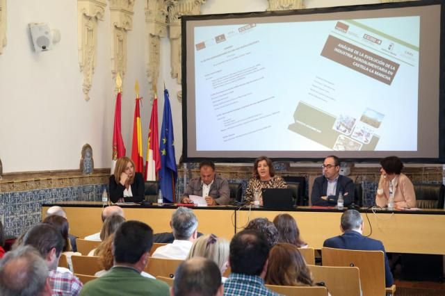 La consejera de Economía, Empresas y Empleo ha participado en la jornada ‘El Sector Agroalimentario en Castilla-La Mancha: una visión estratégica’ 