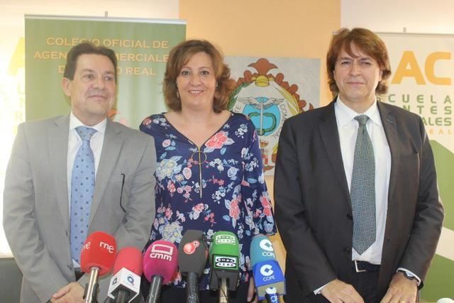 La consejera de Economía, Empresas y Empleo, Patricia Franco, ofrece una rueda de prensa en el Colegio de Agentes Comerciales de Ciudad Real