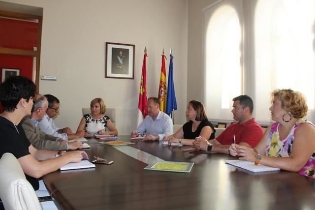 Javier Nicolás en el transcurso de una reunión mantenida con la alcaldesa de Yuncos