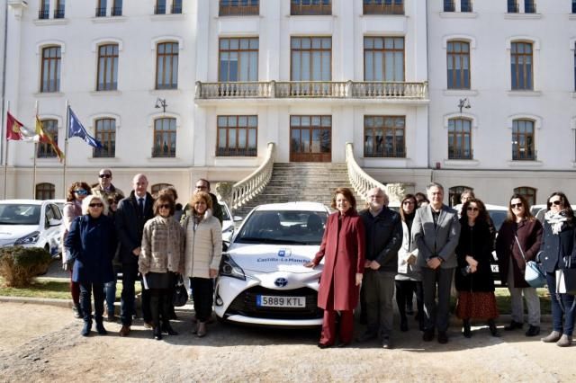 La Junta entrega 12 vehículos híbridos a profesionales de los Servicios Sociales de CLM