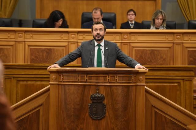 El consejero de Desarrollo Sostenible, José Luis Escudero, participa en el Pleno de las Cortes