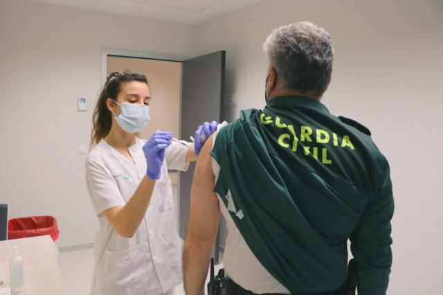 VÍDEO | Castilla-La Mancha comienza la vacunación de Guardia Civil y Policía Nacional