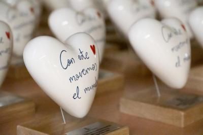 Corazones de cerámica de Talavera para premiar a 94 colegios de la región