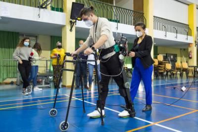 Un robot híbrido en el Hospital de Parapléjicos para volver a andar