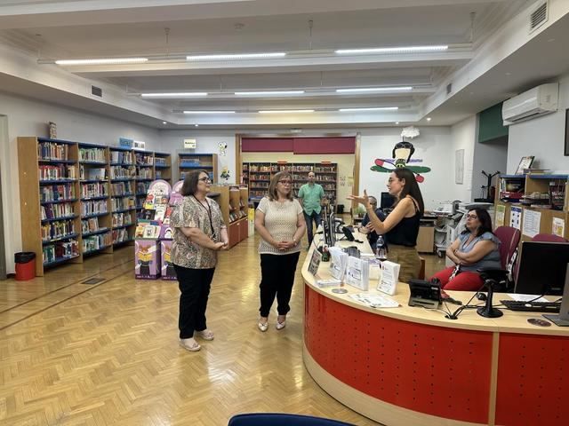 Carmen Teresa Olmedo y María Dolores Cristóbal en la sede de la institución literaria