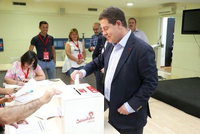 García-Page depositando su voto en la urna