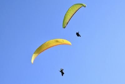 Tres heridos por una colisión en vuelo entre parapentes