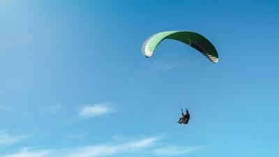 Un hombre resulta herido grave tras sufrir una caída con su parapente