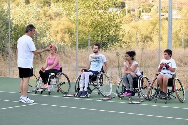 El Hospital Nacional de Parapléjicos consolida el tenis en silla de ruedas como oferta deportiva entre sus pacientes