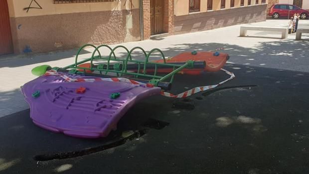 Concentración en Talavera para pedir 'parques dignos' tras la caída de un juego infantil