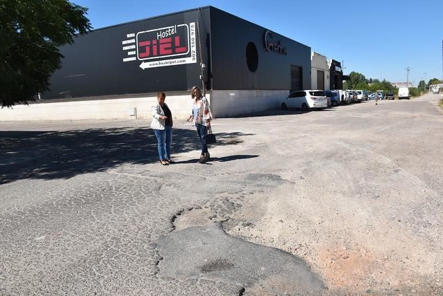 Tita García y Montse Muro visitando una de las zonas que se van a pavimentar.