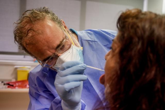 Un trabajador sanitario realiza una prueba PCR. Foto: Europa Press | Archivo