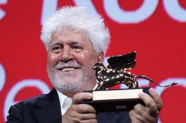 Histórico: Almodóvar gana el León de Oro en Venecia con 'La habitación de al lado'