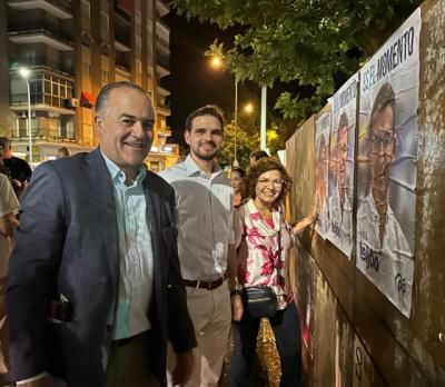 Riolobos, Gregorio y Serrano piden el voto para Feijóo en la pegada de carteles