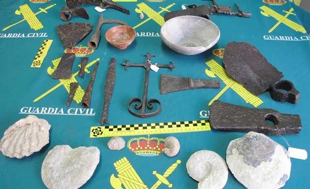 La Guardia Civil incauta 25 piezas fósiles y metálicas de la época romana