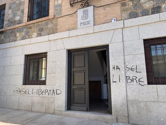 VANDALISMO | El PSOE denuncia las pintadas en su sede de Toledo para reclamar la libertad de Hasél