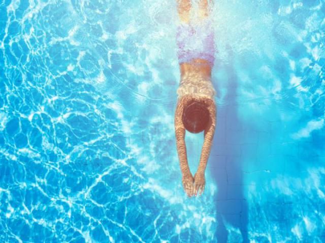 Cinco consejos para prevenir lesiones en la piscina este verano