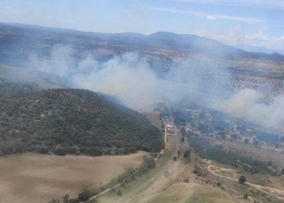 Medios aéreos y terrestres luchan por extinguir un fuego en Escalona