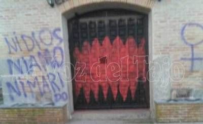 Aparecen pintadas el día de navidad en las calles de Carmena (Toledo)