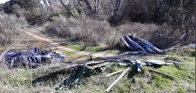 El embalse de La Portiña acumula casi más basura que agua