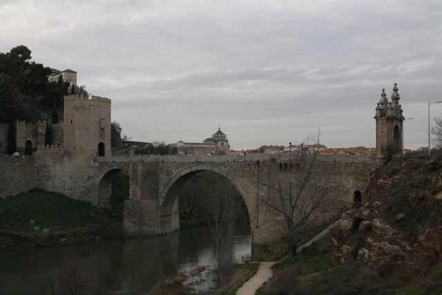 Los bomberos rescatan con vida a una mujer que se ha precipitado al río Tajo en Toledo