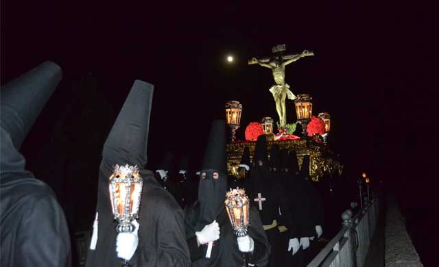 El Cristo de la Espina, silencio y solemnidad en la noche talaverana