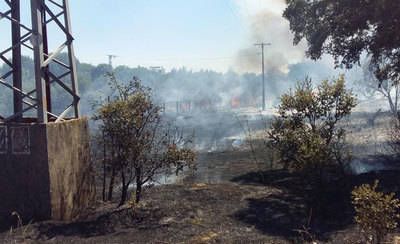 Dos helicópteros trabajan en la extinción de un incendio en Serranillos Playa (VÍDEO)