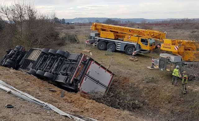 Trasladan a Toledo al conductor del camión accidentado en la A-5