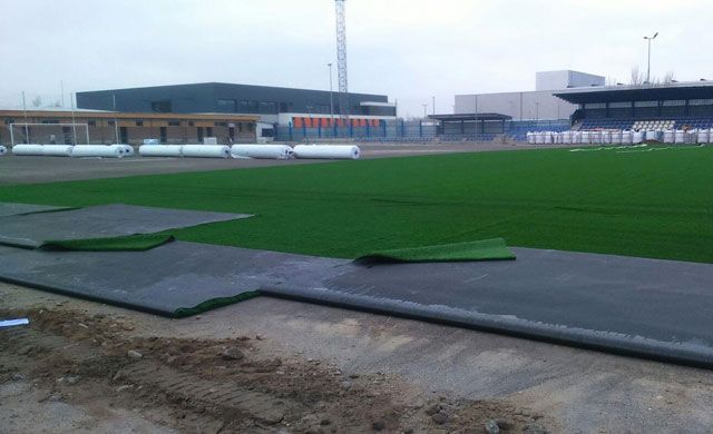 El césped del campo de fútbol Diego Mateo 'Zarra' 'va tomando forma'