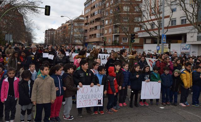 Una nueva protesta contra la gasolinera concentra a unas 600 personas