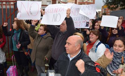 Vecinos de Talavera se concentran contra la construcción de una gasolinera junto al colegio Pablo Iglesias