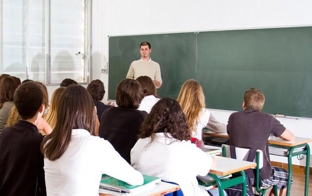 CLM comparte la intención de Celaá de evaluar a profesores 'para alcanzar una mejor práctica docente'