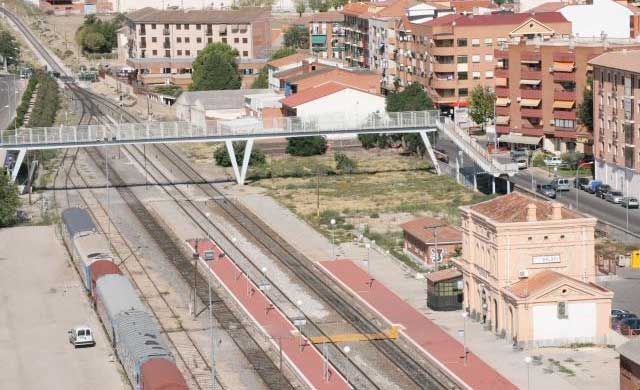 Muere una mujer al ser arrollado su coche por el tren en Torrijos